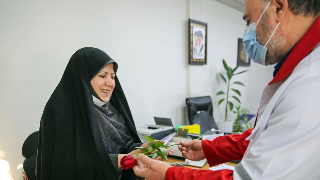 دیدار صمیمانه دبیرکل هلالاحمر با بانوان شاغل در جمعیت/ بانوان هلالاحمری پابهپای مردان در حوادث و بحرانها خدمت میکنند